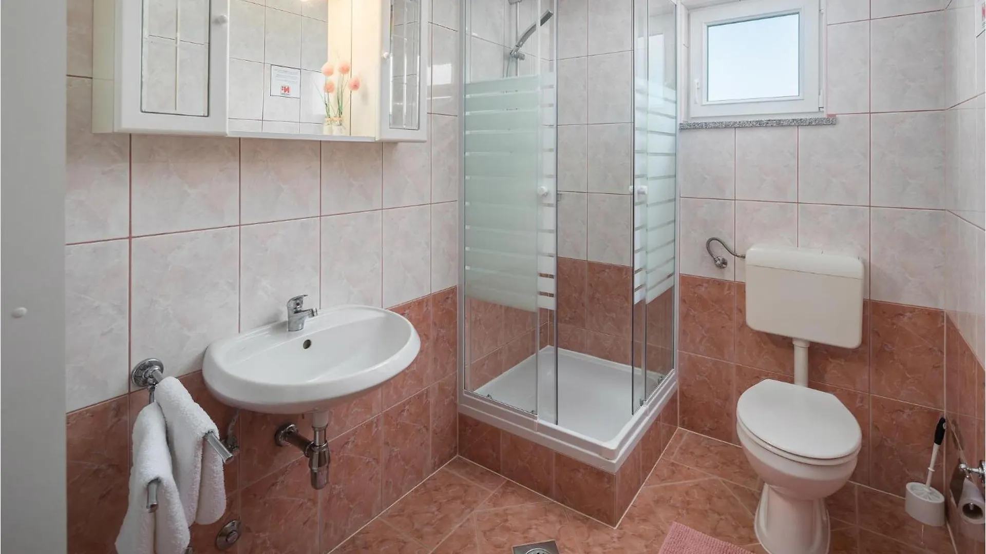 1 Bedroom Beautiful Apartment In ポレッチ