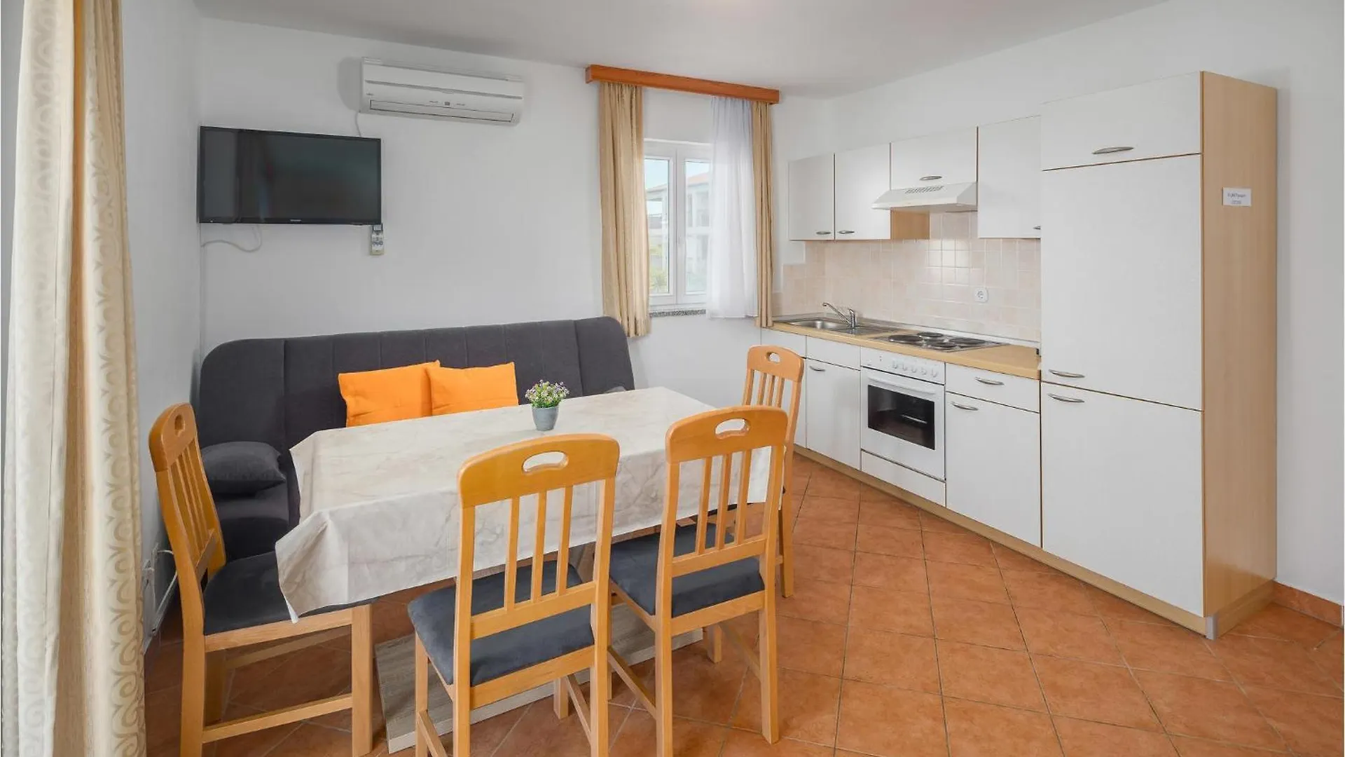1 Bedroom Beautiful Apartment In ポレッチ